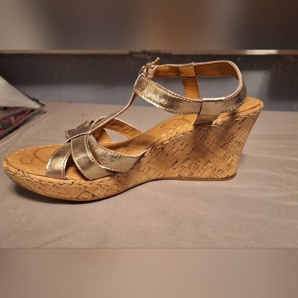 Born Metallic Gold Strappy Wedge Sandals Sz 9 Casual Summer NWT - Picture 1 of 8